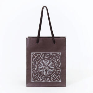 大きなブランドロゴと、光沢のあるパイレンロープハンドルが目を引く、チョコレートブランドのオリジナル紙袋