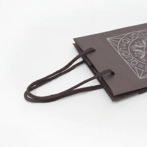 大きなブランドロゴと、光沢のあるパイレンロープハンドルが目を引く、チョコレートブランドのオリジナル紙袋