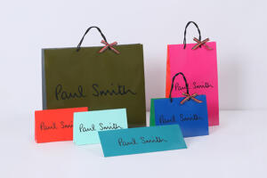 イギリス発ファッションブランドのグロス加工が華やかな、ポップなデザインのオリジナル紙袋とギフト用のメッセージカード