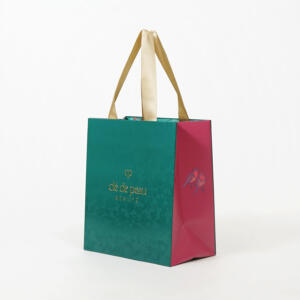 フルカラー印刷の絵柄とゴールドの浮き出し箔が、高級感あふれるスキンケア・コスメブランドのクリスマスコフレ用オリジナル紙袋