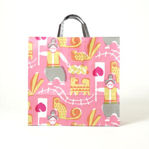 桃太郎の水彩画のようなイラストの温かみをフルカラー印刷で表現した、岡山の老舗和菓子店のオリジナル紙袋