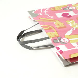 桃太郎の水彩画のようなイラストの温かみをフルカラー印刷で表現した、岡山の老舗和菓子店のオリジナル紙袋