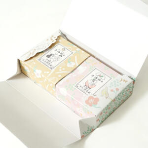 桃太郎のイラストの可愛らしい世界観をフルカラー印刷で表現した、岡山の老舗和菓子店が手がける箱型のオリジナルパッケージ