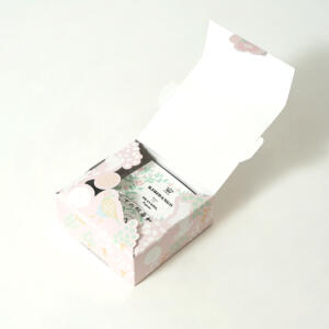 桃太郎のイラストの可愛らしい世界観をフルカラー印刷で表現した、岡山の老舗和菓子店が手がける箱型のオリジナルパッケージ