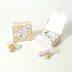 桃太郎のイラストの可愛らしい世界観をフルカラー印刷で表現した、岡山の老舗和菓子店が手がける箱型のオリジナルパッケージ