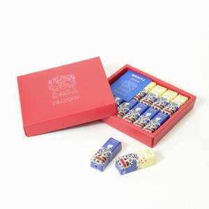 物語が感じられるレトロなイラストが印象的な、老舗洋菓子店の紙素材のオリジナルボックスと個包装パッケージ