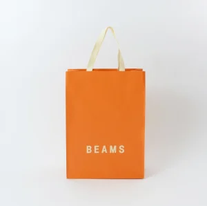 鮮やかなオレンジが特徴のセレクトショップのオリジナル紙袋