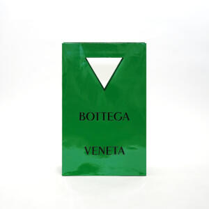 エネルギッシュなグリーンが目を引く、三角の切り抜き加工が印象的な高級革製品ブランドのオリジナル紙袋