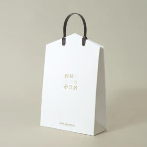 工務店をイメージした家の屋根型の口折りが特徴的な、ハンドルにハッピータックを使用したベリービーのオリジナル紙袋