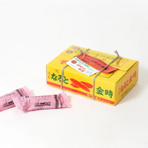 さつまいもを出荷するダンボールをモチーフにした、徳島菓子土産店の紙素材の箱型パッケージ