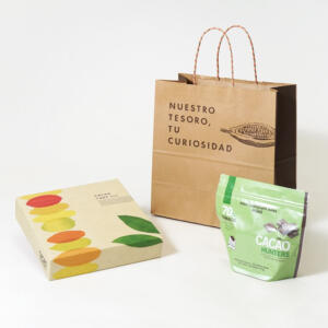 糸を巻きつけた紙単紙ハンドルとナチュラルなクラフト紙を合わせた、チョコレードブランドのおしゃれなオリジナル紙袋とオリジナルパッケージ