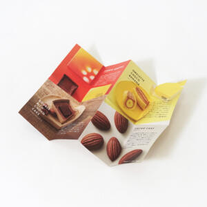 チョコレードブランドの人気商品カカオ型焼き菓子のパンフレット