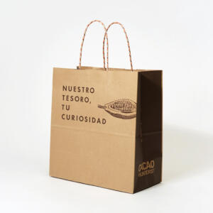 糸を巻きつけた紙単紙ハンドルとナチュラルなクラフト紙を合わせた、チョコレードブランドのおしゃれなオリジナル紙袋