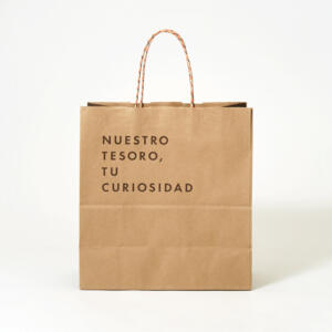 糸を巻きつけた紙単紙ハンドルとナチュラルなクラフト紙を合わせた、チョコレードブランドのおしゃれなオリジナル紙袋