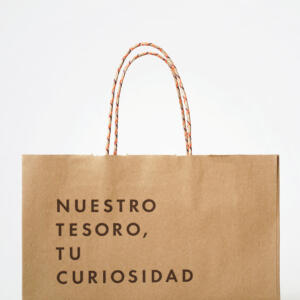 糸を巻きつけた紙単紙ハンドルとナチュラルなクラフト紙を合わせた、チョコレードブランドのおしゃれなオリジナル紙袋