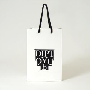 黒のアクリルスピンドルを使用したモノトーンのデザインがエレガントなフレグランスブランドのオリジナル紙袋