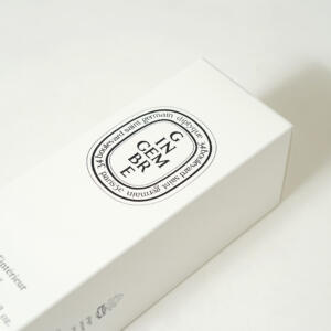 エレガントな文字がランダムに配置されたフレグランスブランドのフレグランス商品ラベル