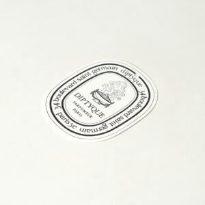 古代ローマの盾をモチーフにしたオーバル型のフレグランスブランドのオリジナルアイコンラベル