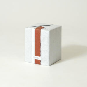 フレグランスブランドの優雅で気品のあるバラの香りのオードトワレボトルのオリジナルパッケージ