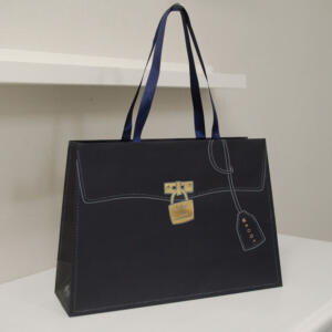 ハンドバッグに見立てたユニークなデザインの、ゴールドの箔押し加工を施したオリジナル紙袋