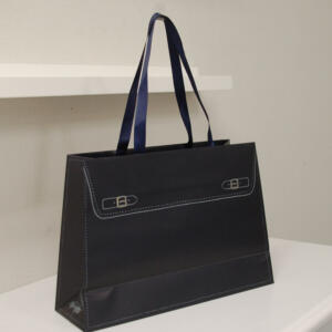 ハンドバッグに見立てたユニークなデザインの、ゴールドの箔押し加工を施したオリジナル紙袋