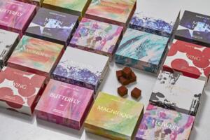 様々な美しい絵柄が描かれた、鎌倉発祥チョコレートブランドのオリジナルパッケージ