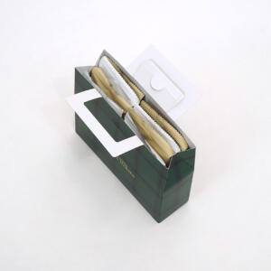 ロゴに箔押し加工を施し、ボックスに取っ手をつけた人気ラスクブランドのボストンバッグ型ギフトボックス