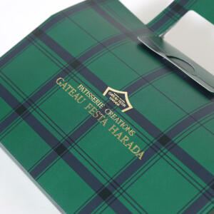 ロゴに箔押し加工を施し、ボックスに取っ手をつけた人気ラスクブランドのボストンバッグ型ギフトボックス