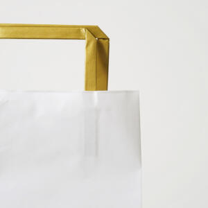 短めハンドルとシンプルなデザインですっきりした印象の、人気ラスクブランドのオリジナル紙袋