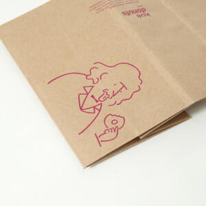 クラフト紙に描かれたポップで可愛らしいイラストが印象的なドーナツファクトリーのオリジナル紙袋
