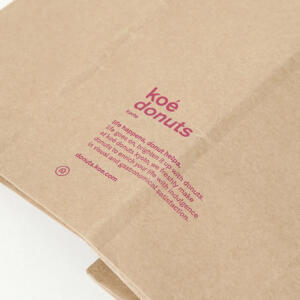 クラフト紙に描かれたポップで可愛らしいイラストが印象的なドーナツファクトリーのオリジナル紙袋