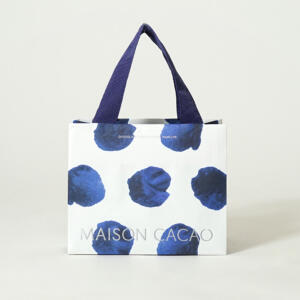 水彩のような模様とシルバーの箔押し加工が美しい、鎌倉発祥チョコレートブランドのオリジナル紙袋