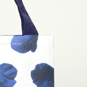 縦留め仕様が水彩のような美しい模様を魅せる、鎌倉発祥チョコレートブランドのオリジナル紙袋