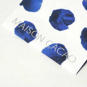 水彩のような模様とシルバーの箔押し加工が美しい、鎌倉発祥チョコレートブランドのオリジナル紙袋