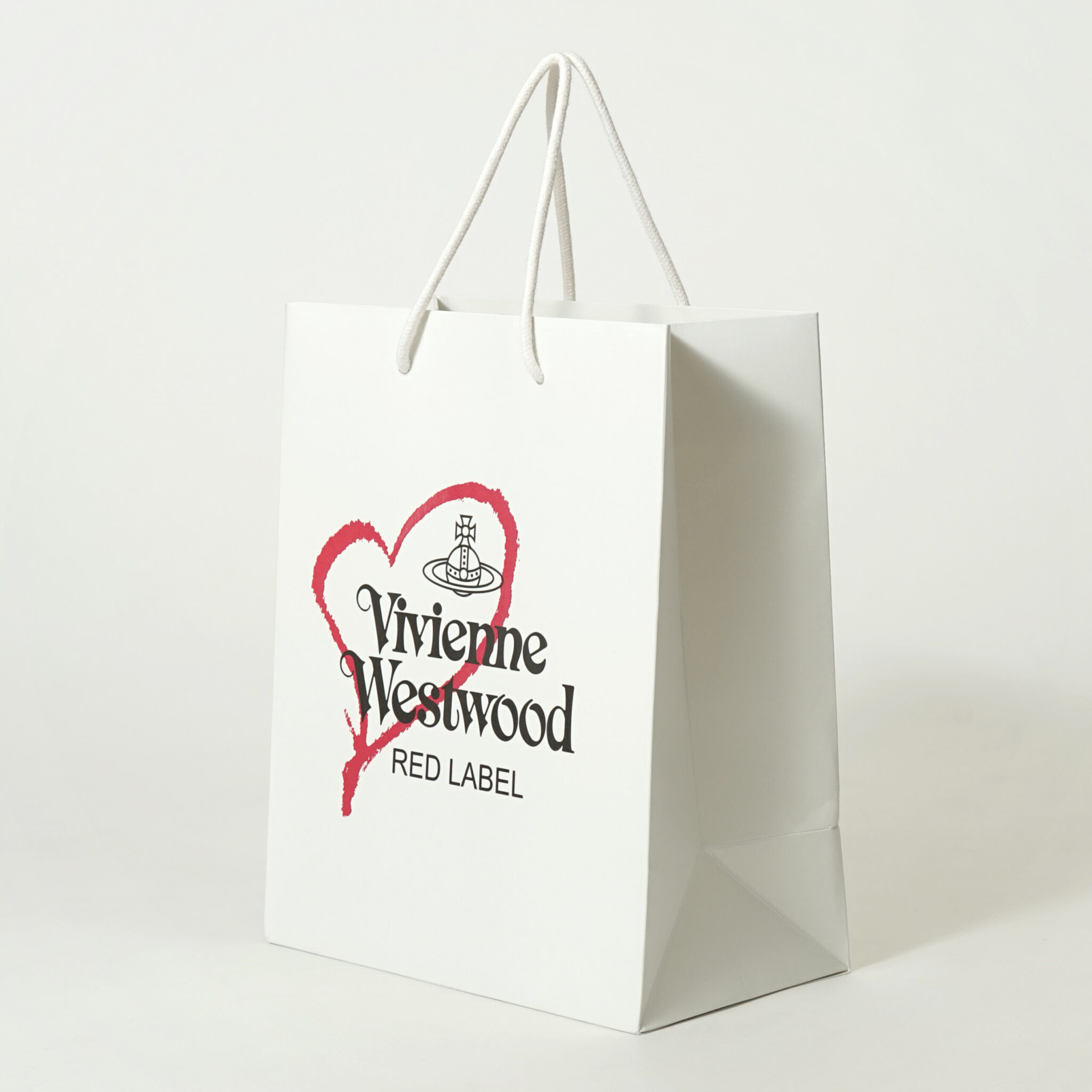 高級感漂うぷっくりロゴが印象的なアパレルブランドの紙袋