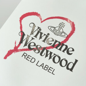 ツヤのある盛り上げ加工が存在感を引き立てる、ファッションブランドのオリジナル紙袋