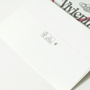 紙袋の底面にFSC認証マークが印字された、ファッションブランドのオリジナル紙袋