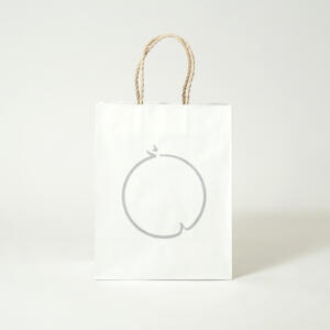 ハンドル含め全て紙素材でできた、手焼き煎餅店の素朴な雰囲気のオリジナル紙袋