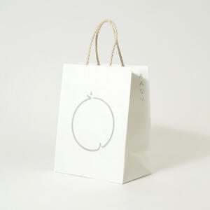 ハンドル含め全て紙素材でできた、手焼き煎餅店の素朴な雰囲気のオリジナル紙袋