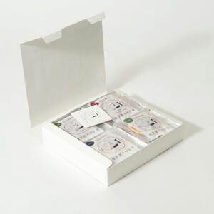 サムライの絵が印象的な、手焼き煎餅店の遊び心感じるオリジナルパッケージ