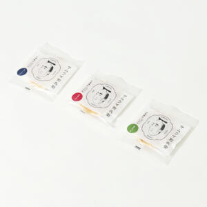 サムライの絵が印象的な、手焼き煎餅店の遊び心感じるオリジナルパッケージ