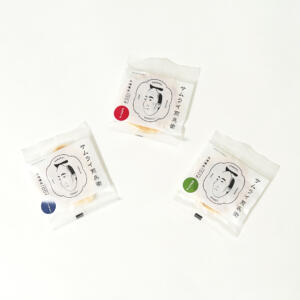 サムライの絵が印象的な、手焼き煎餅店の遊び心感じるオリジナルパッケージ