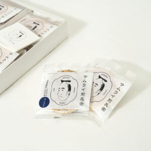 サムライの絵が印象的な、手焼き煎餅店の遊び心感じるオリジナルパッケージ