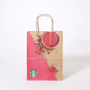 クラフト紙に色鮮やかな写真をフルカラー印刷で表現した、超有名コーヒーショップが展開する、ティービバレッジ専門ブランドのオリジナル紙袋