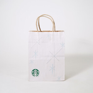 クラフト紙に印刷された雪の結晶の絵が冬らしさを感じる、超有名コーヒーショップの冬季限定オリジナル紙袋