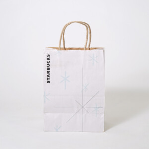 クラフト紙に印刷された雪の結晶の絵が冬らしさを感じる、超有名コーヒーショップの冬季限定オリジナル紙袋