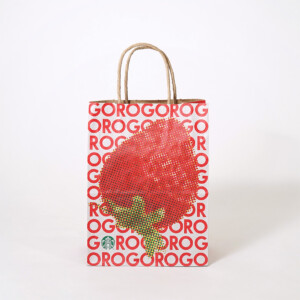 大きなドット柄のイチゴを両面にフルカラー印刷で表現した、超有名コーヒーショップの遊び心あるオリジナル紙袋