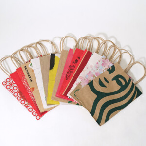 クラフト紙に描かれた色とりどりのデザインが目を引く、超有名コーヒーショップのオリジナル紙袋