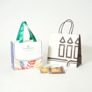サテンリボンハンドルや紙紐ハンドルを採用した、菓子メーカーのボックス型ギフトパッケージとオリジナル紙袋