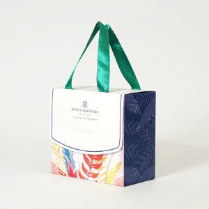 サテンリボンハンドルが美しい、菓子メーカーの上品で華やかな夏限定のボックス型ギフトパッケージ